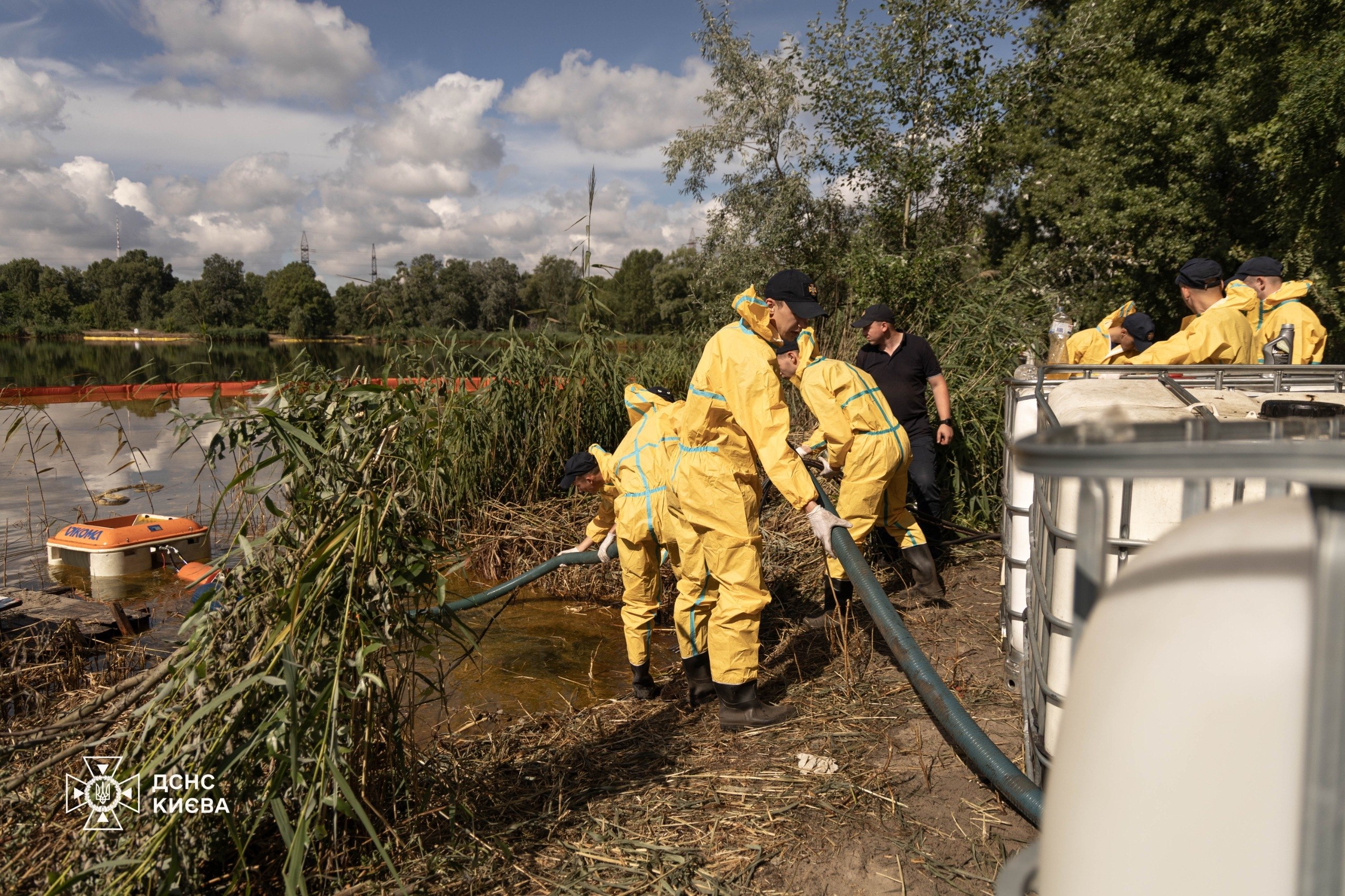 На озері в Києві рятувальники продовжують ліквідовувати наслідки масштабного забруднення нафтопродуктами
