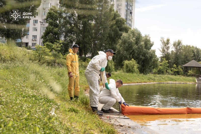 На озері в Києві рятувальники продовжують ліквідовувати наслідки масштабного забруднення нафтопродуктами - фото 6