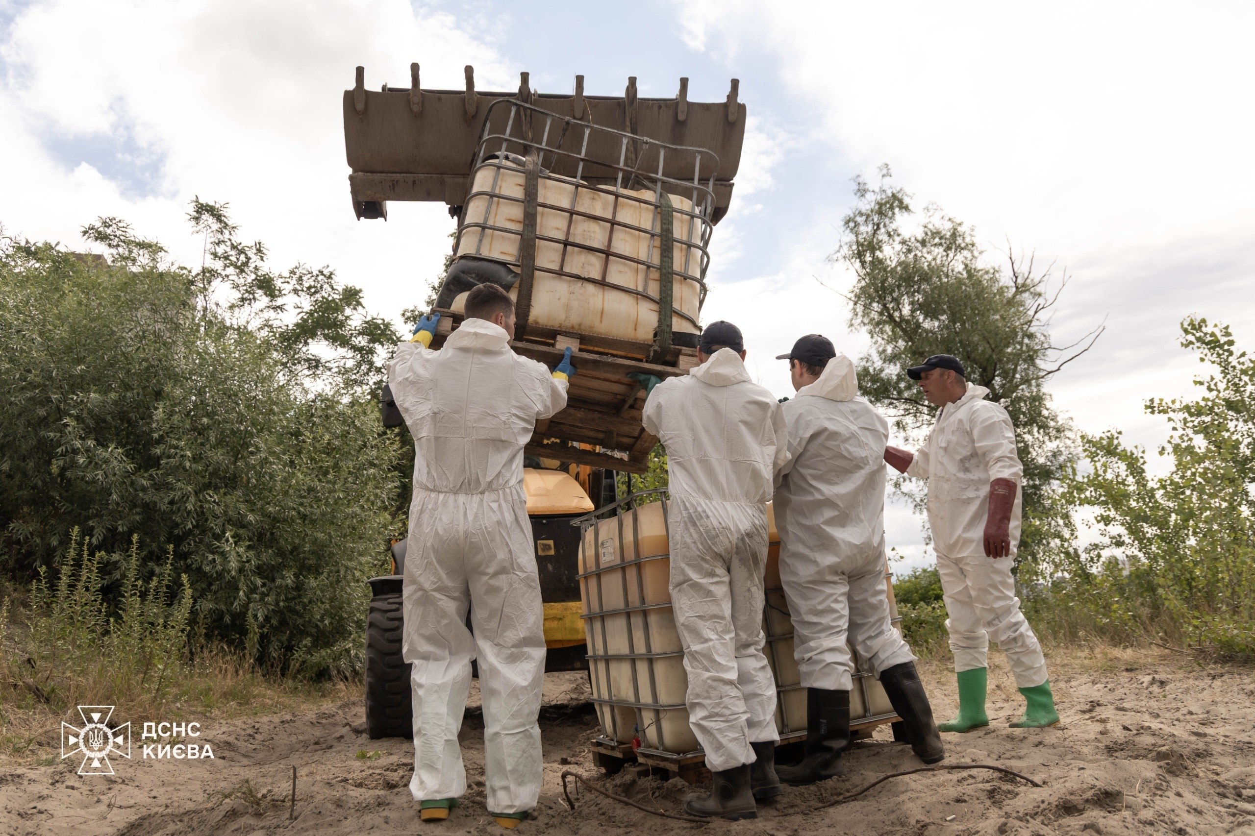 На озері в Києві рятувальники продовжують ліквідовувати наслідки масштабного забруднення нафтопродуктами - фото 3