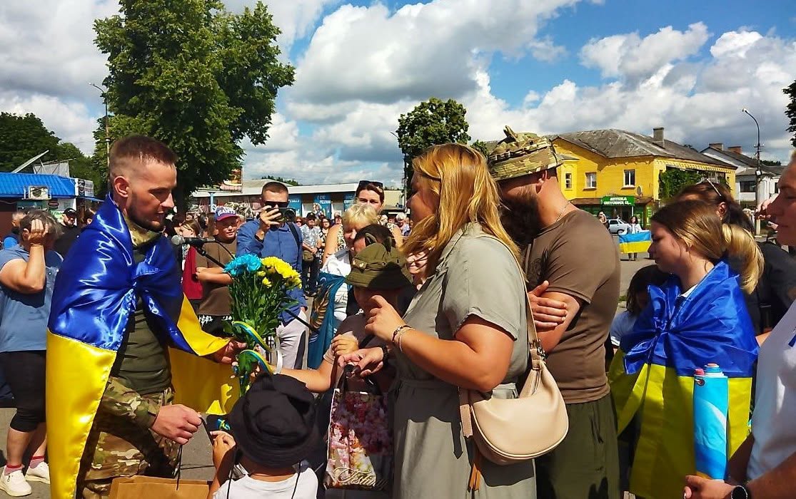 У Багачевській громаді зустріли військового, який понад три роки провів у російському полоні