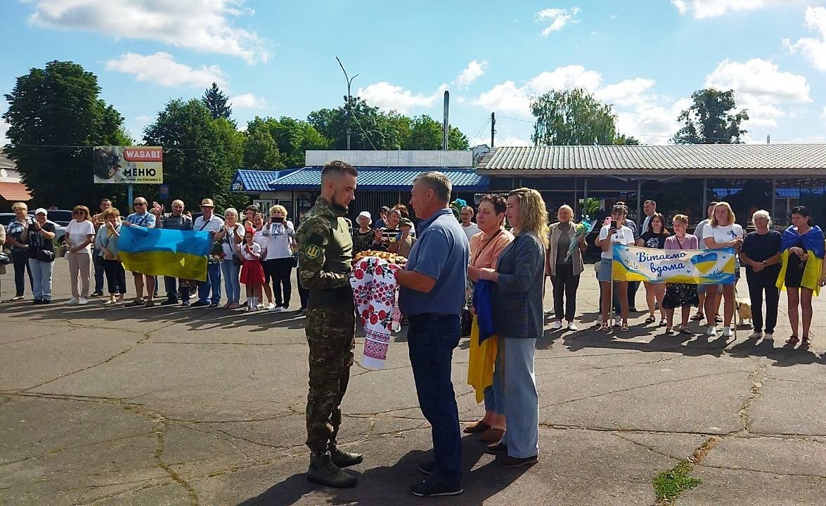 У Багачевській громаді зустріли військового, який понад три роки провів у російському полоні - фото 2