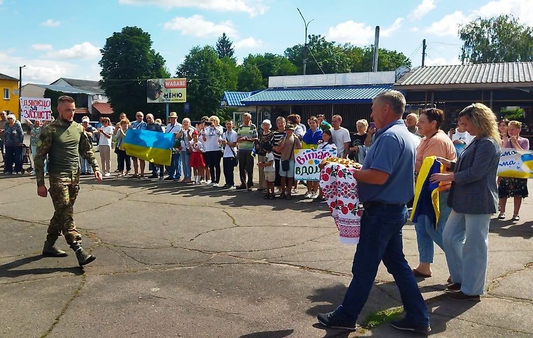 У Багачевській громаді зустріли військового, який понад три роки провів у російському полоні - фото 4
