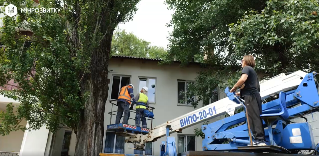 Залізничники з усієї країни відновлюють пошкоджені обстрілом гуртожитки у Вишневому