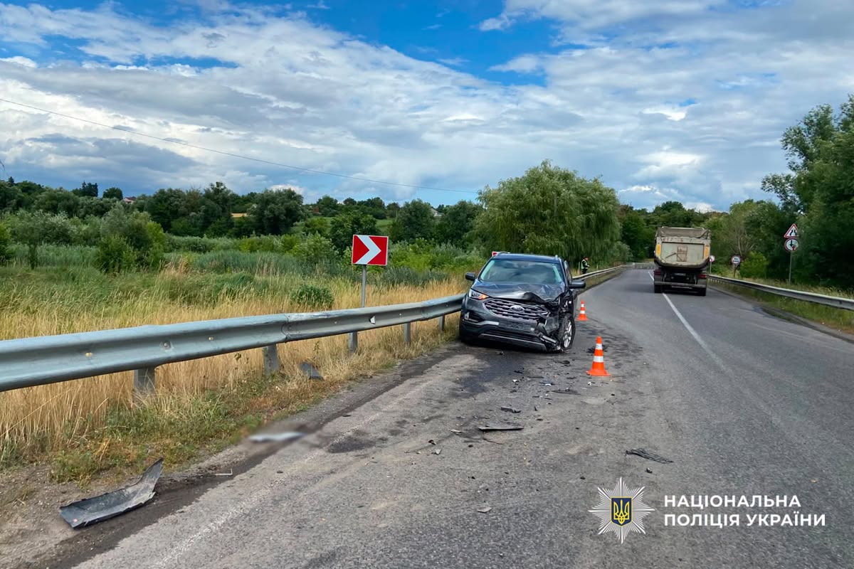 На Уманщині вантажівка зіткнулася з легковиком: постраждали жінка та 5-річна дитина