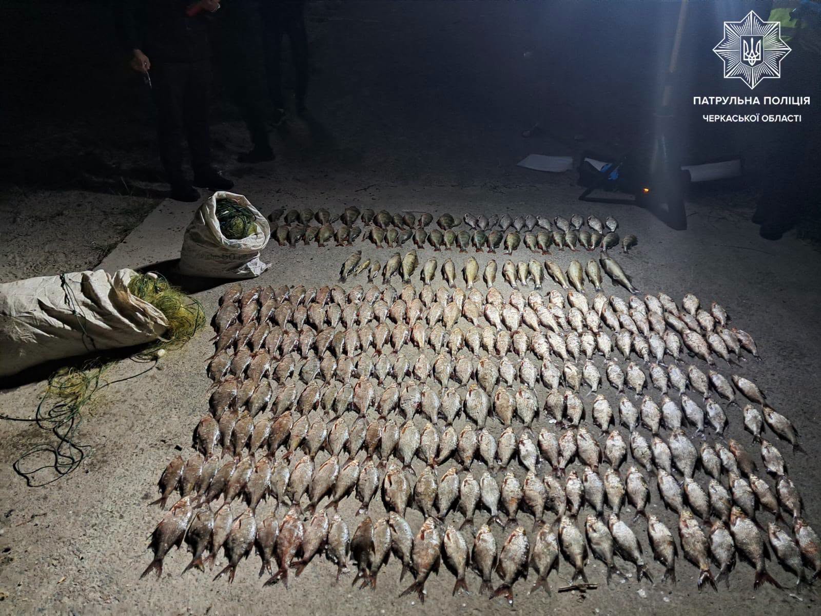 У Черкасах чоловік сітками зловив майже 300 рибин