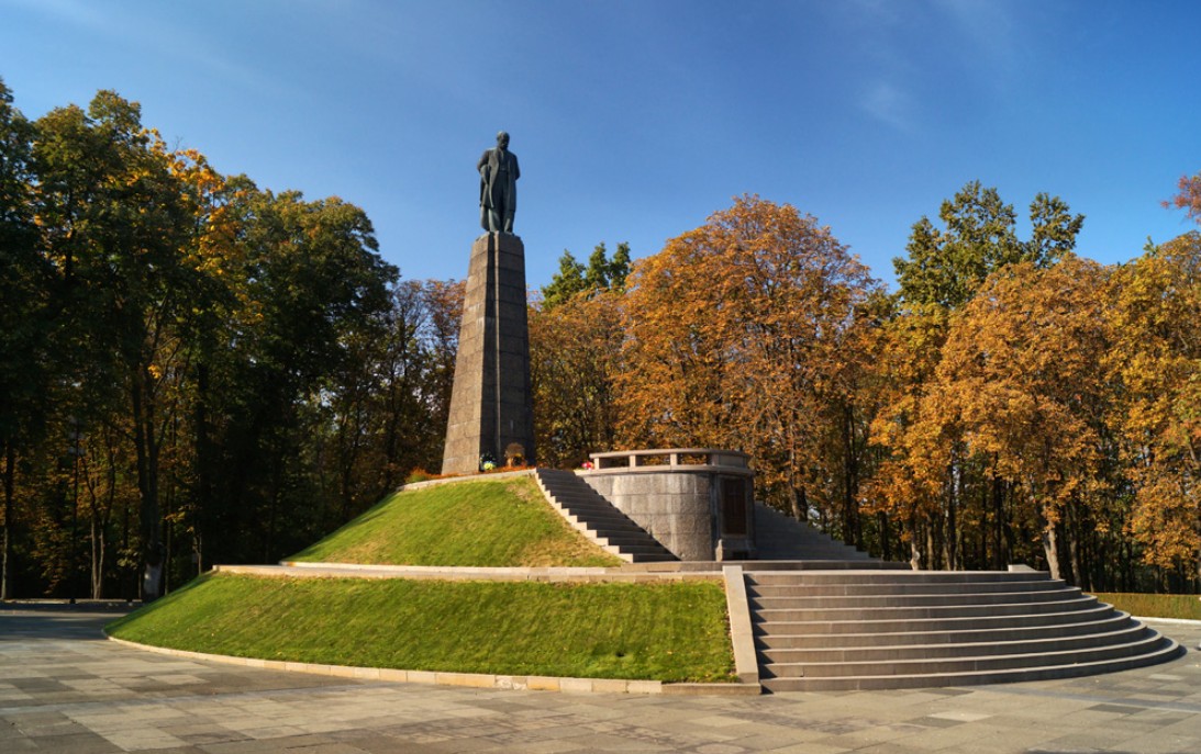 Що подивитися в Каневі: історичні місця, величні гори та заповідний острів - фото 2