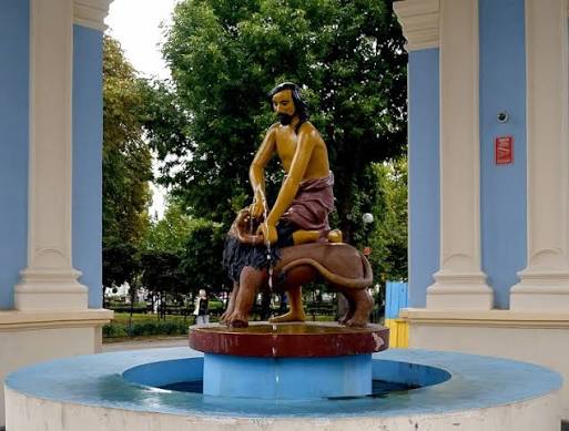Серце Подолу: Історія та таємниці Контрактової площі в Києві - фото 3