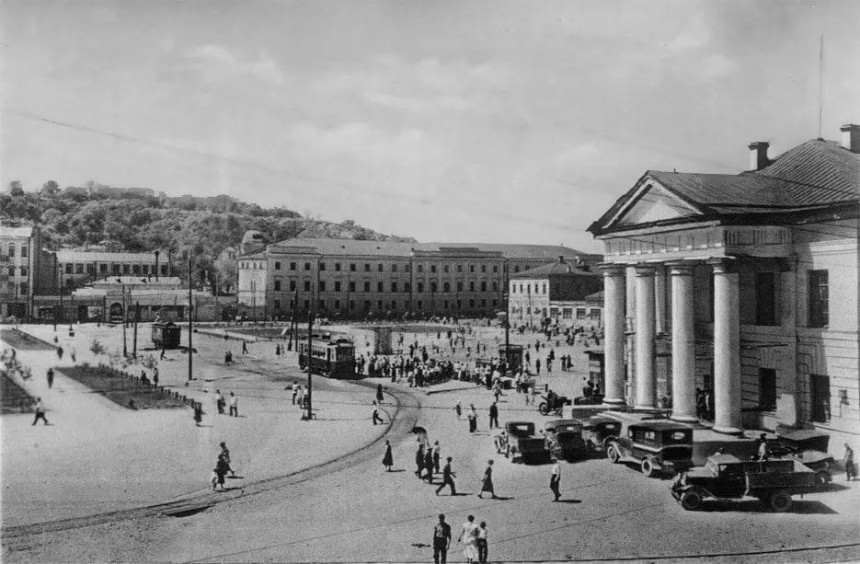 Серце Подолу: Історія та таємниці Контрактової площі в Києві - фото 2