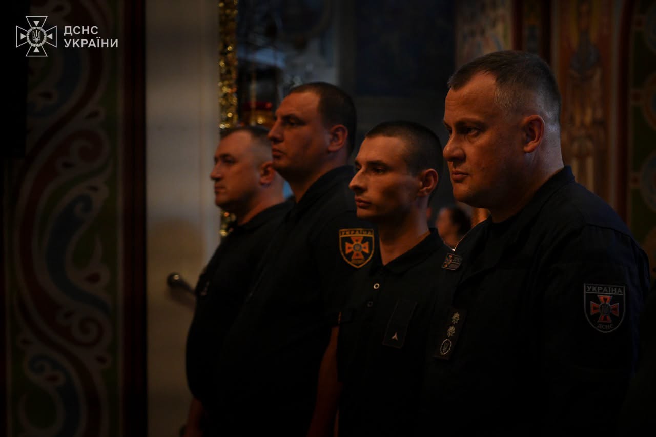 Митрополит Епіфаній нагородив надзвичайників, які рятували Успенський собор після атаки РФ