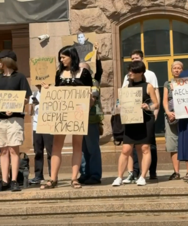 Акція протесту у Києві: громадяни закликають не підвищувати вартість проїзду - фото 5