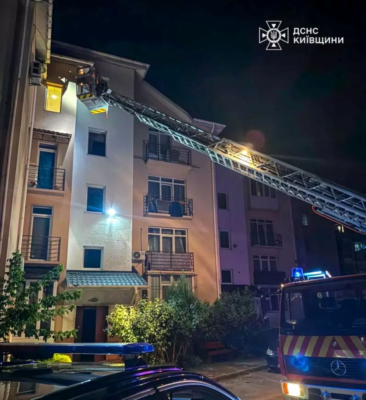 На Київщині рятувальники через вікно потрапили до квартири, де зачинилася 9-річна дитина