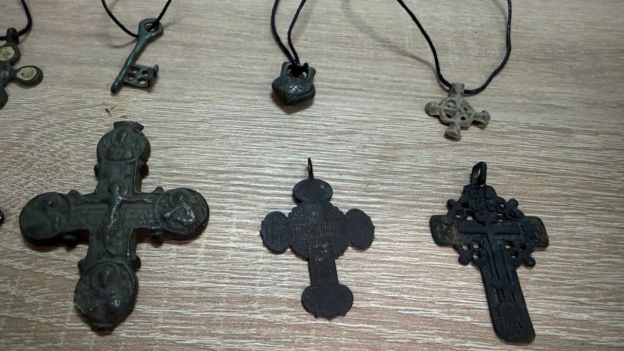 Київські митники вилучили культурні цінності, яким понад тисячу років: їх передали музею - фото 4