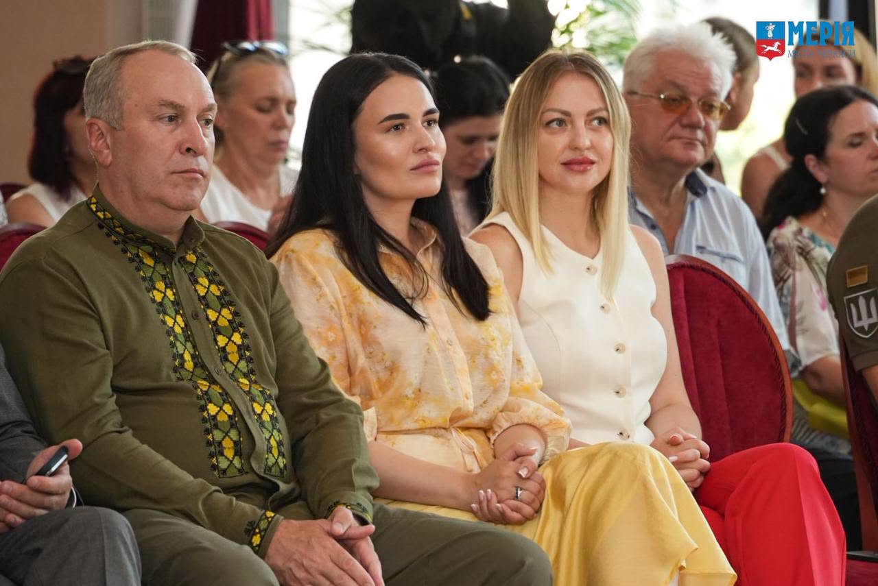 У Черкасах вручили нагороди з нагоди Дня Української Державності. Фото - фото 10