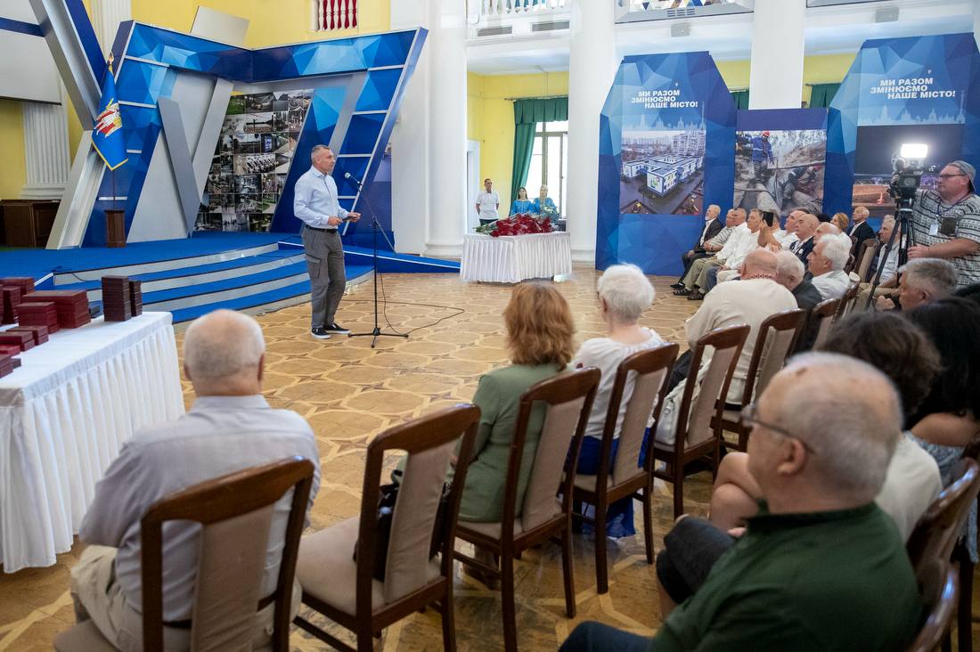 Кличко вручив державні нагороди та почесні звання киянам до Дня Української Державності - фото 9
