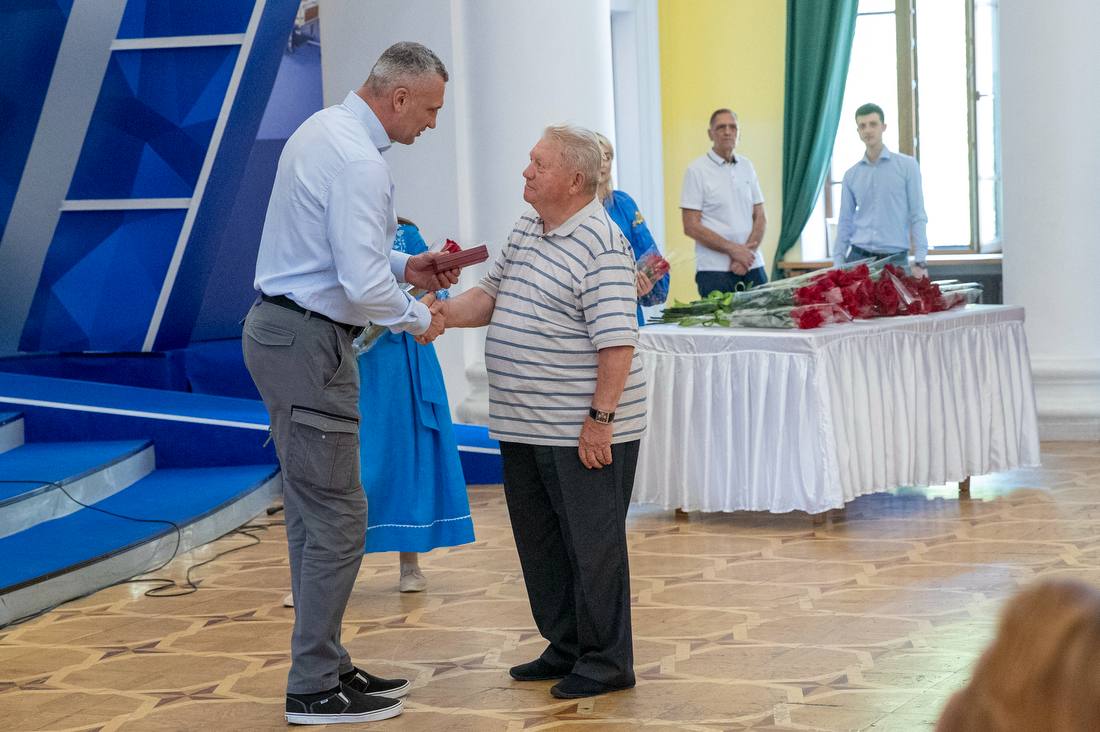 Кличко вручив державні нагороди та почесні звання киянам до Дня Української Державності - фото 3