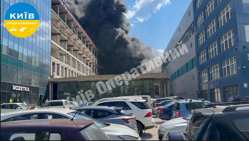 У столиці масштабна пожежа на правому березі
