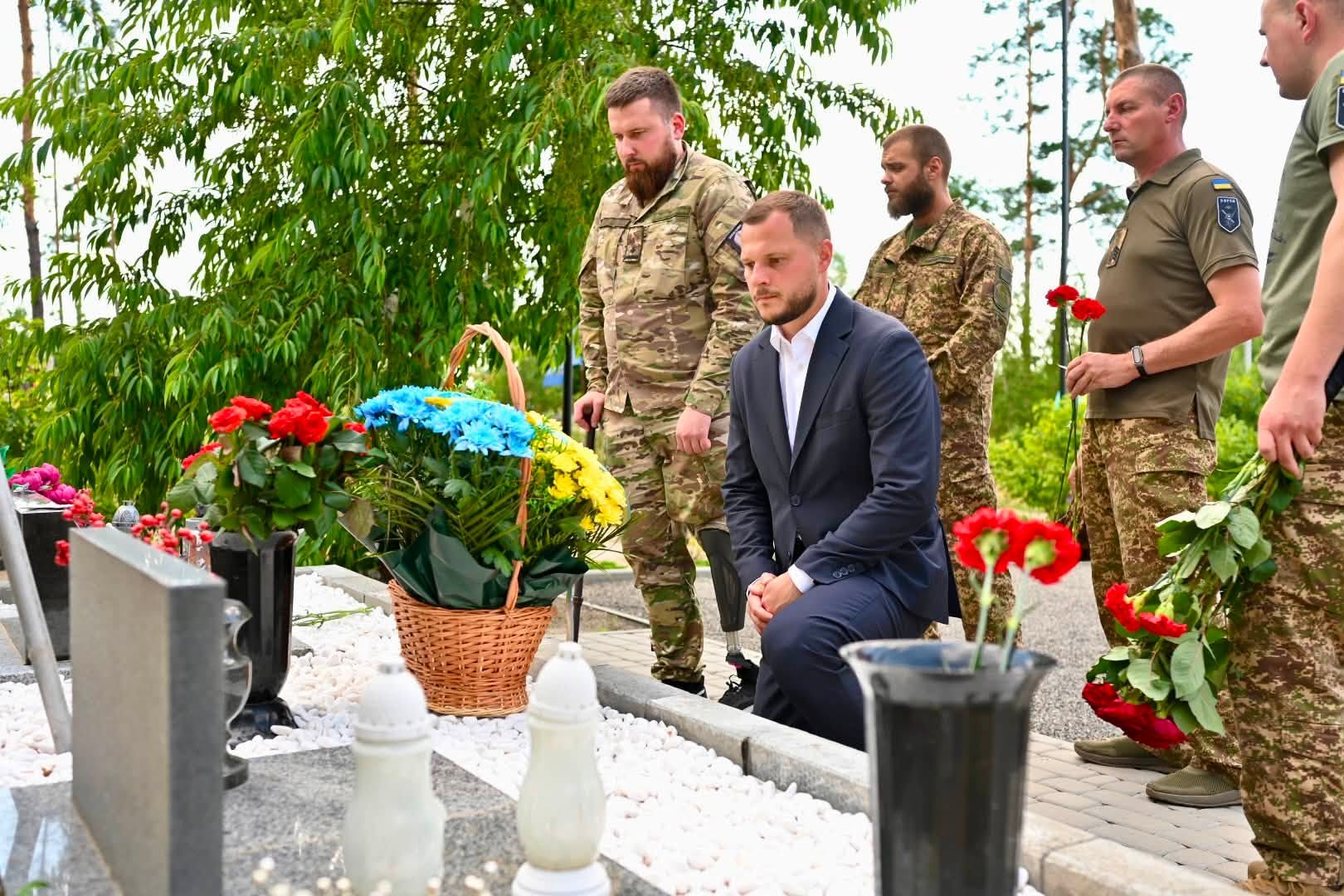 Ще 14 табличок з іменами загиблих захисників з’явилися на меморіалі у Мощуні - фото 3