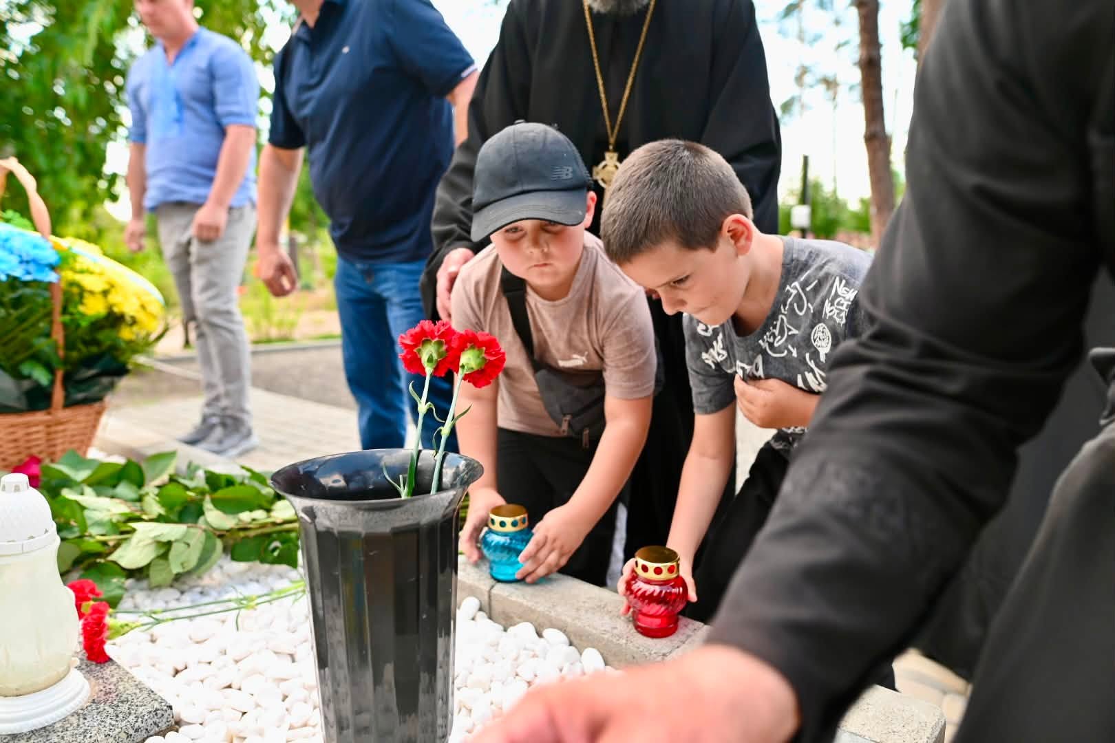 Ще 14 табличок з іменами загиблих захисників з’явилися на меморіалі у Мощуні - фото 2