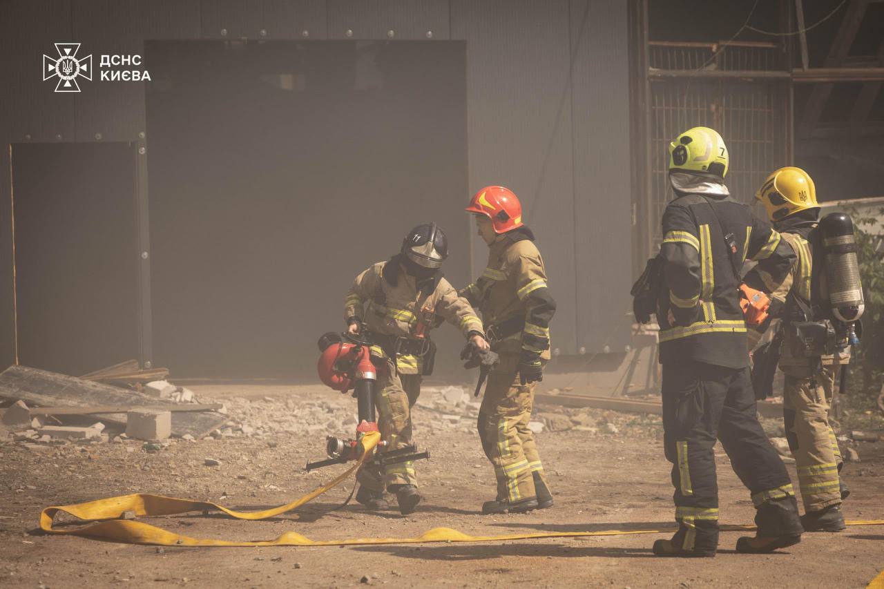 У Подільському районі ліквідували пожежу в нежитловій будівлі