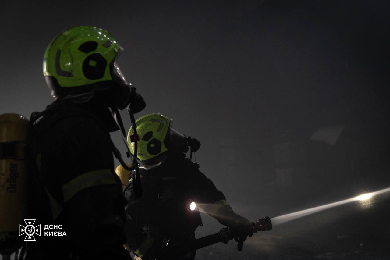 У Подільському районі ліквідували пожежу в нежитловій будівлі - фото 3