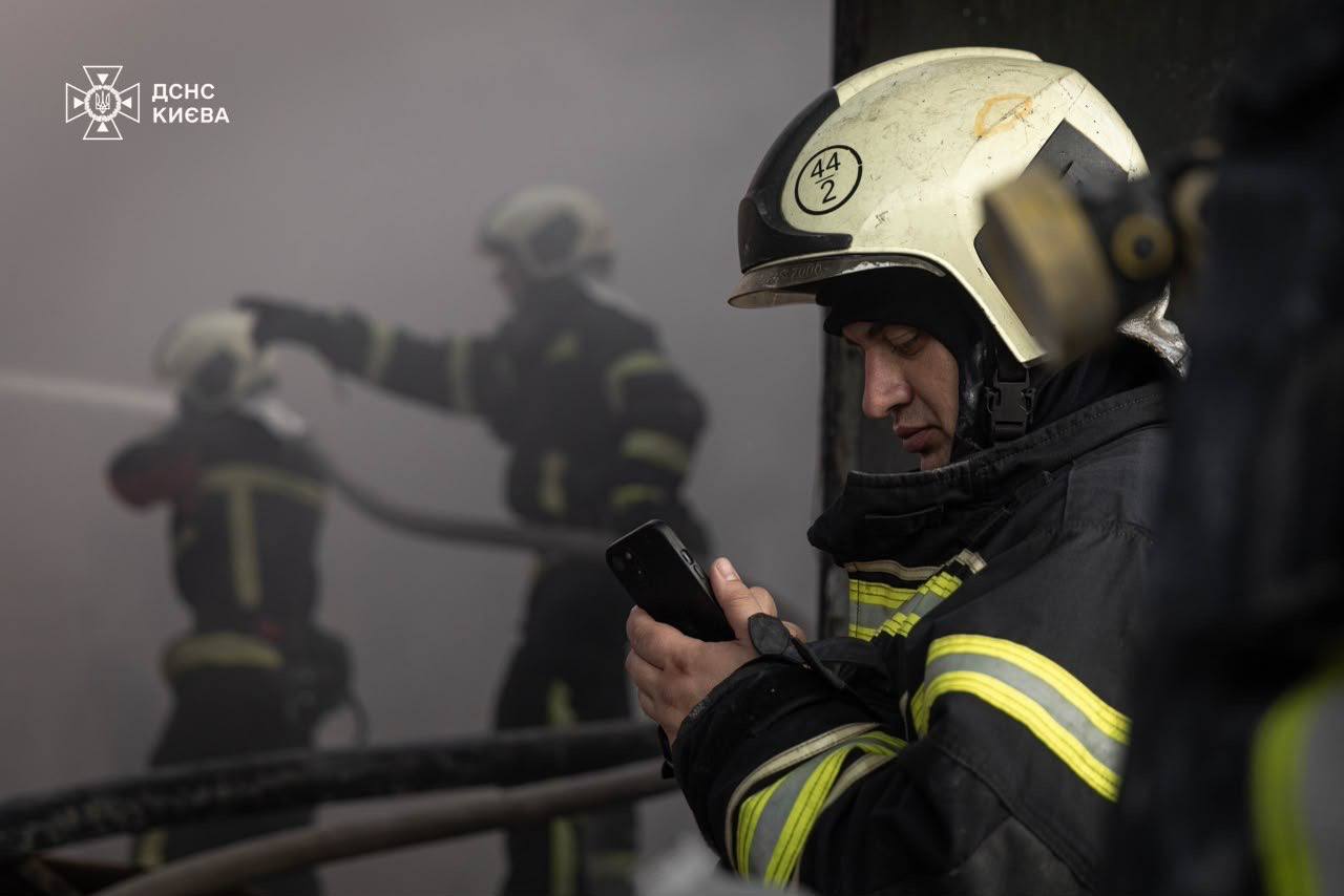 У Києві загасили всі пожежі, спричинені нічною російською атакою - фото 8