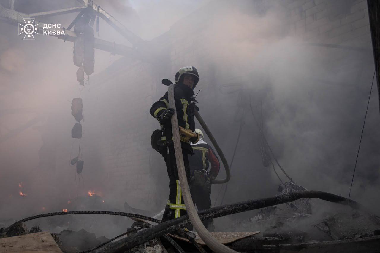 У Києві загасили всі пожежі, спричинені нічною російською атакою - фото 2
