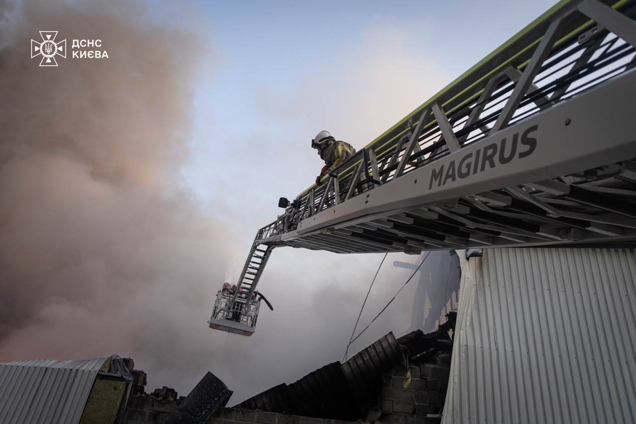 У Києві загасили всі пожежі, спричинені нічною російською атакою - фото 3