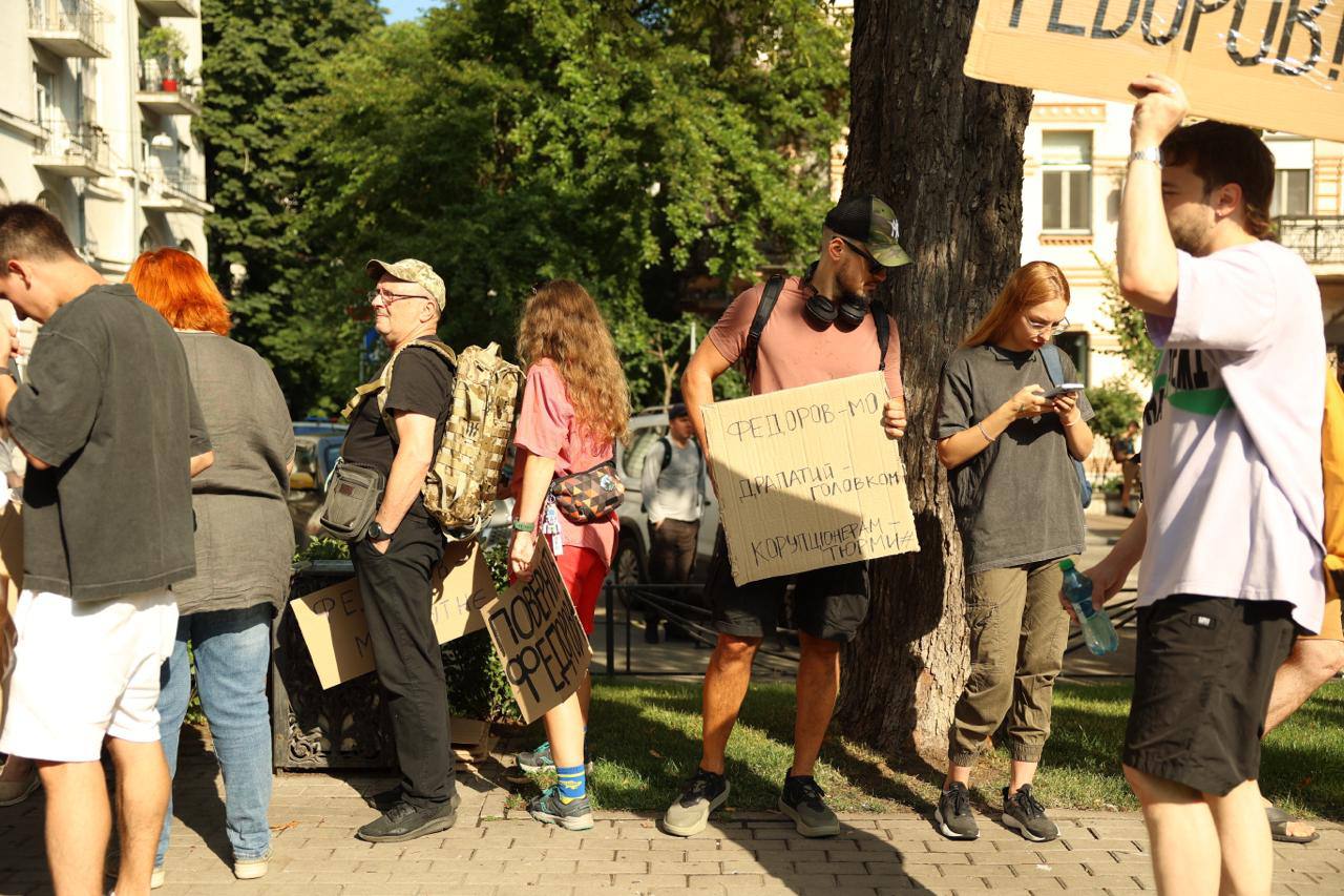 У Києві протестують проти звільнення міністра оборони Федорова - фото 7