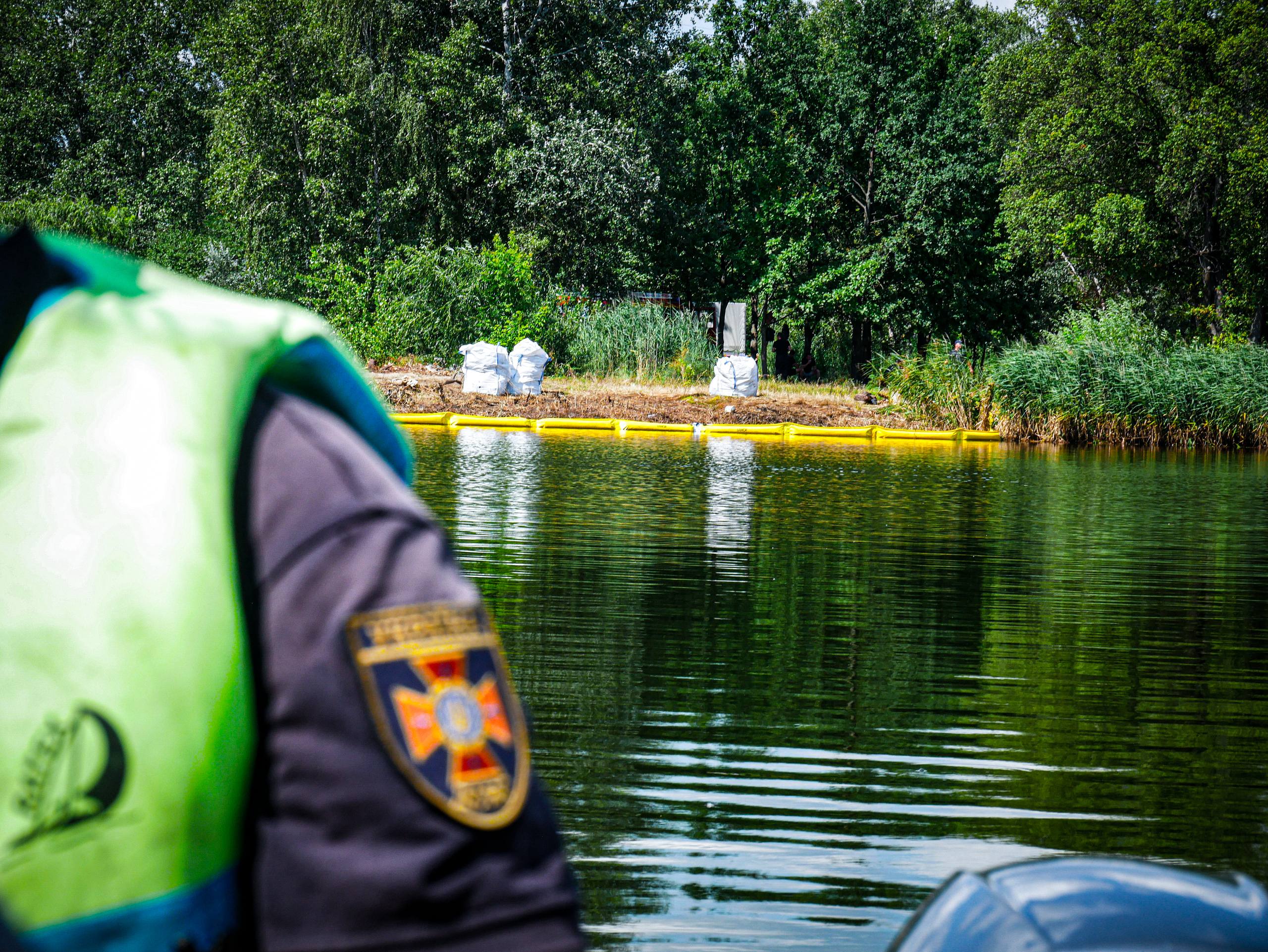 Кирилівське озеро в Києві продовжують очищати після російської атаки: вже використали понад 500 кг сорбенту