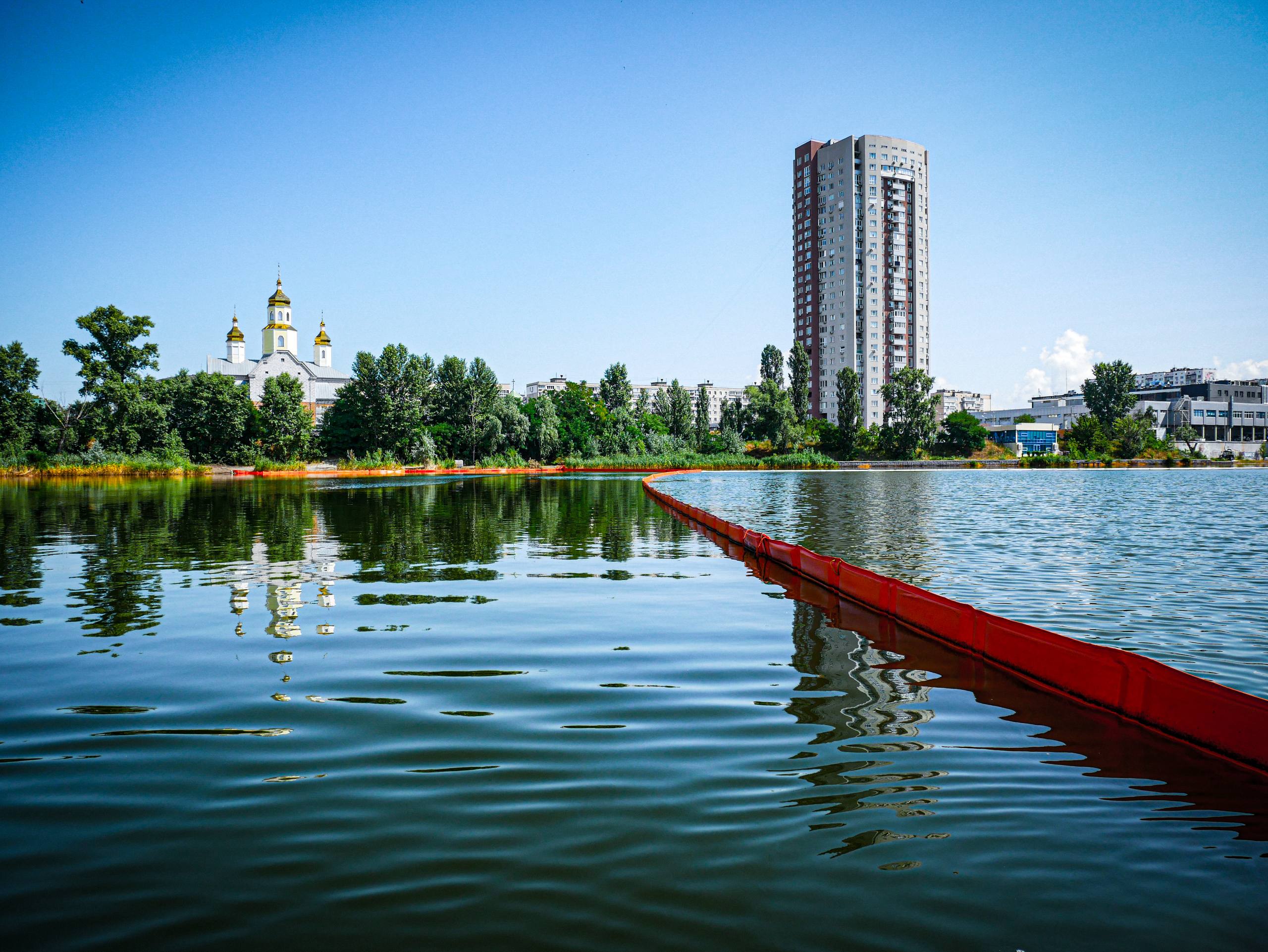 Кирилівське озеро в Києві продовжують очищати після російської атаки: вже використали понад 500 кг сорбенту - фото 3