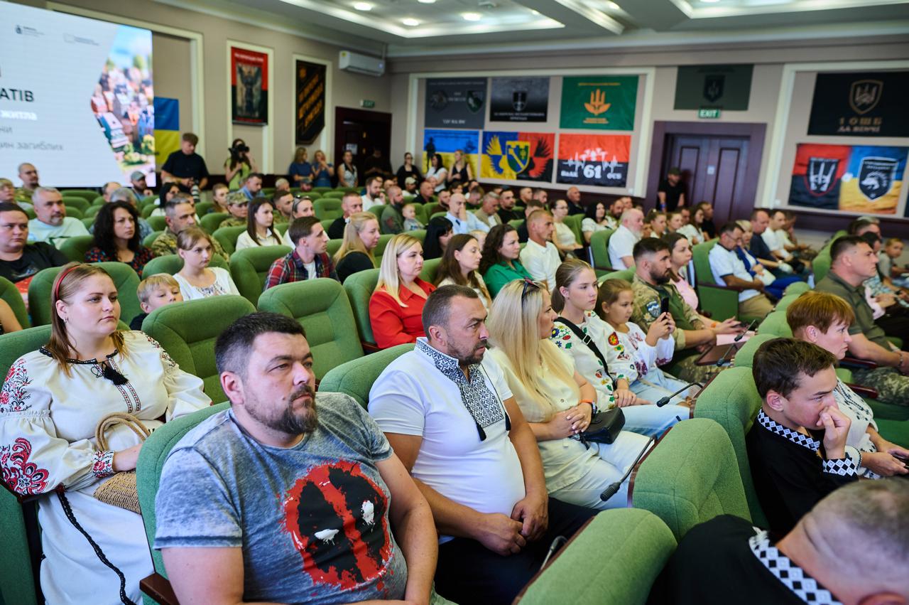 На Київщині ветеранам і родинам полеглих воїнів вручили 70 сертифікатів на придбання житла - фото 9