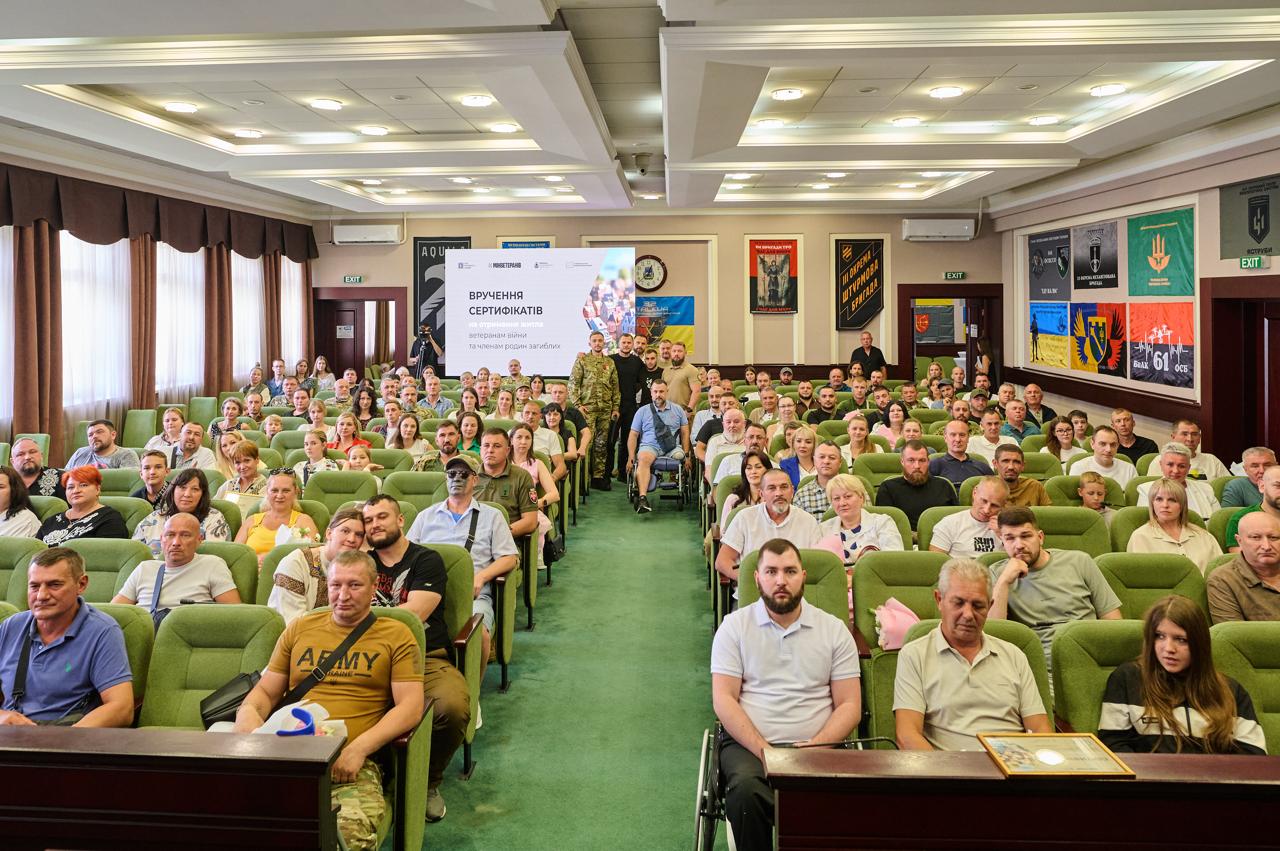 На Київщині ветеранам і родинам полеглих воїнів вручили 70 сертифікатів на придбання житла - фото 8