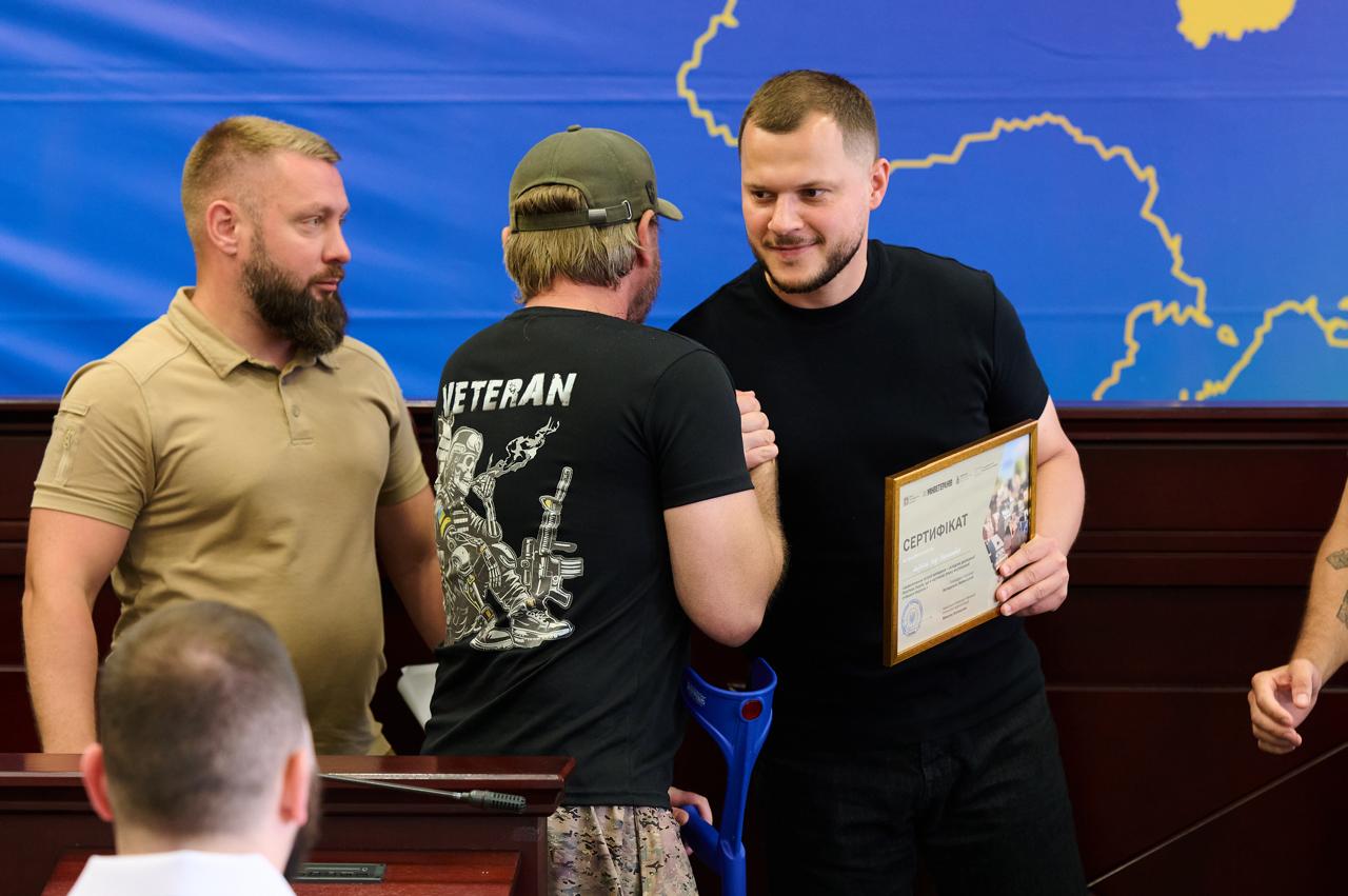 На Київщині ветеранам і родинам полеглих воїнів вручили 70 сертифікатів на придбання житла - фото 6