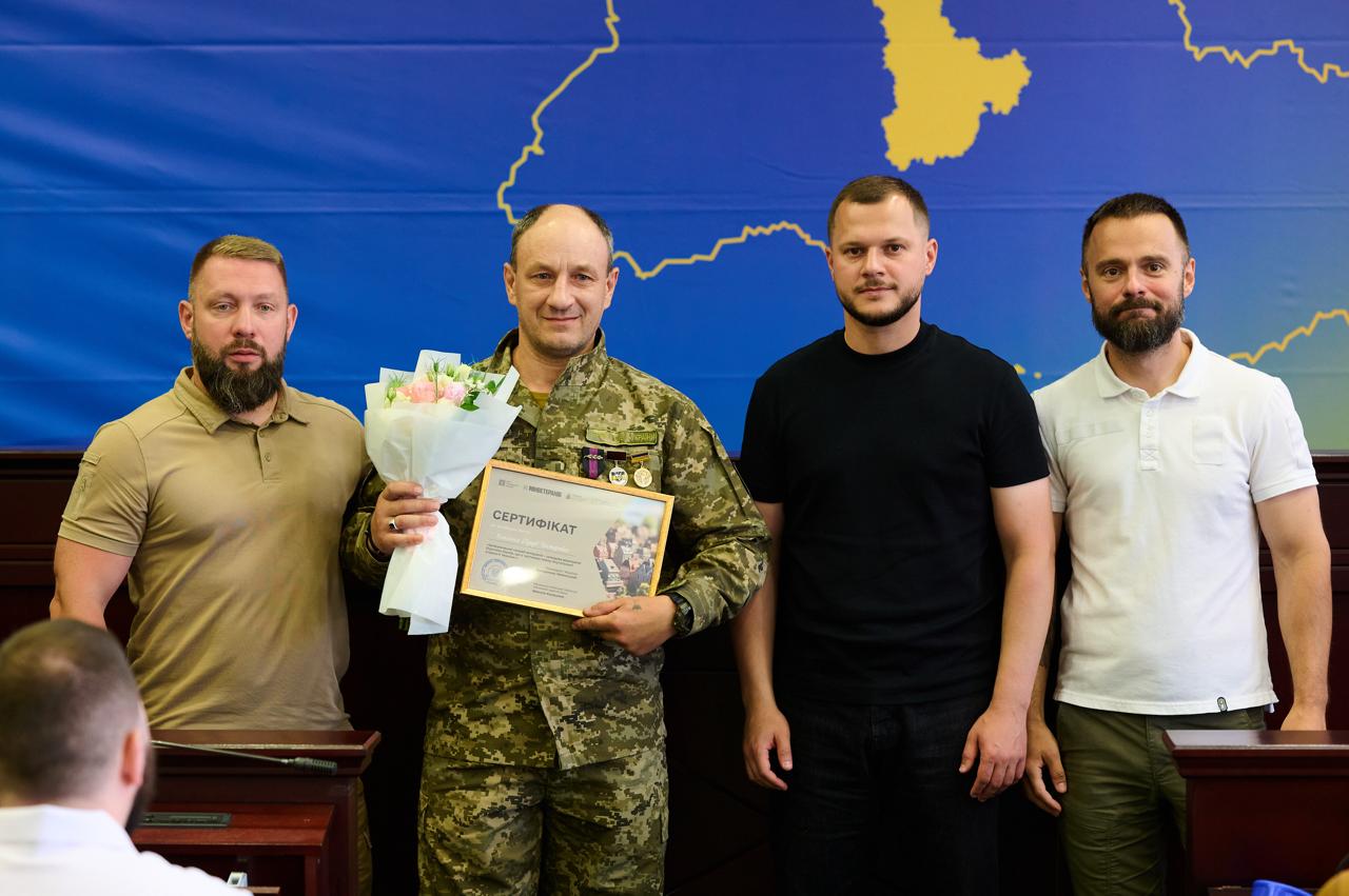 На Київщині ветеранам і родинам полеглих воїнів вручили 70 сертифікатів на придбання житла - фото 2