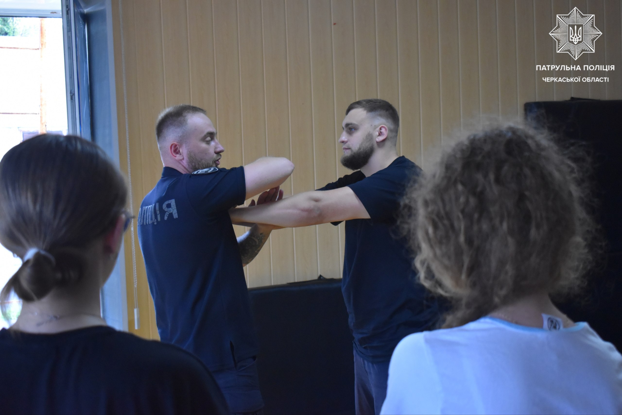 Черкаські патрульні навчали молодь прийомам самооборони