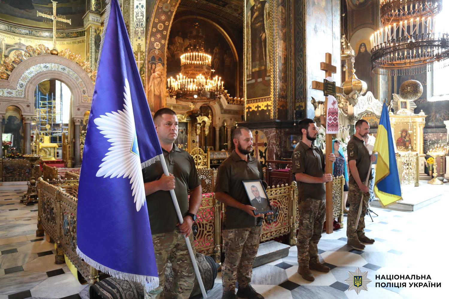 У Києві відбулася церемонія прощання з капітаном поліції Олександром Гордійчуком - фото 4