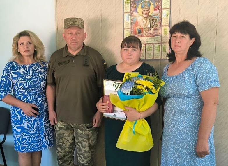 На Черкащині сестрі передали посмертну нагороду брата, який загинув на війні