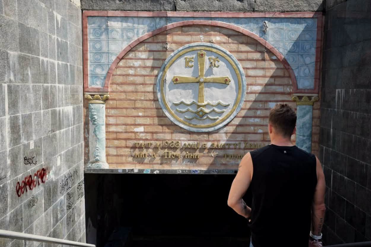 У Києві волонтери впорядкували занедбаний меморіал - місце Хрещення Руси-України - фото 6
