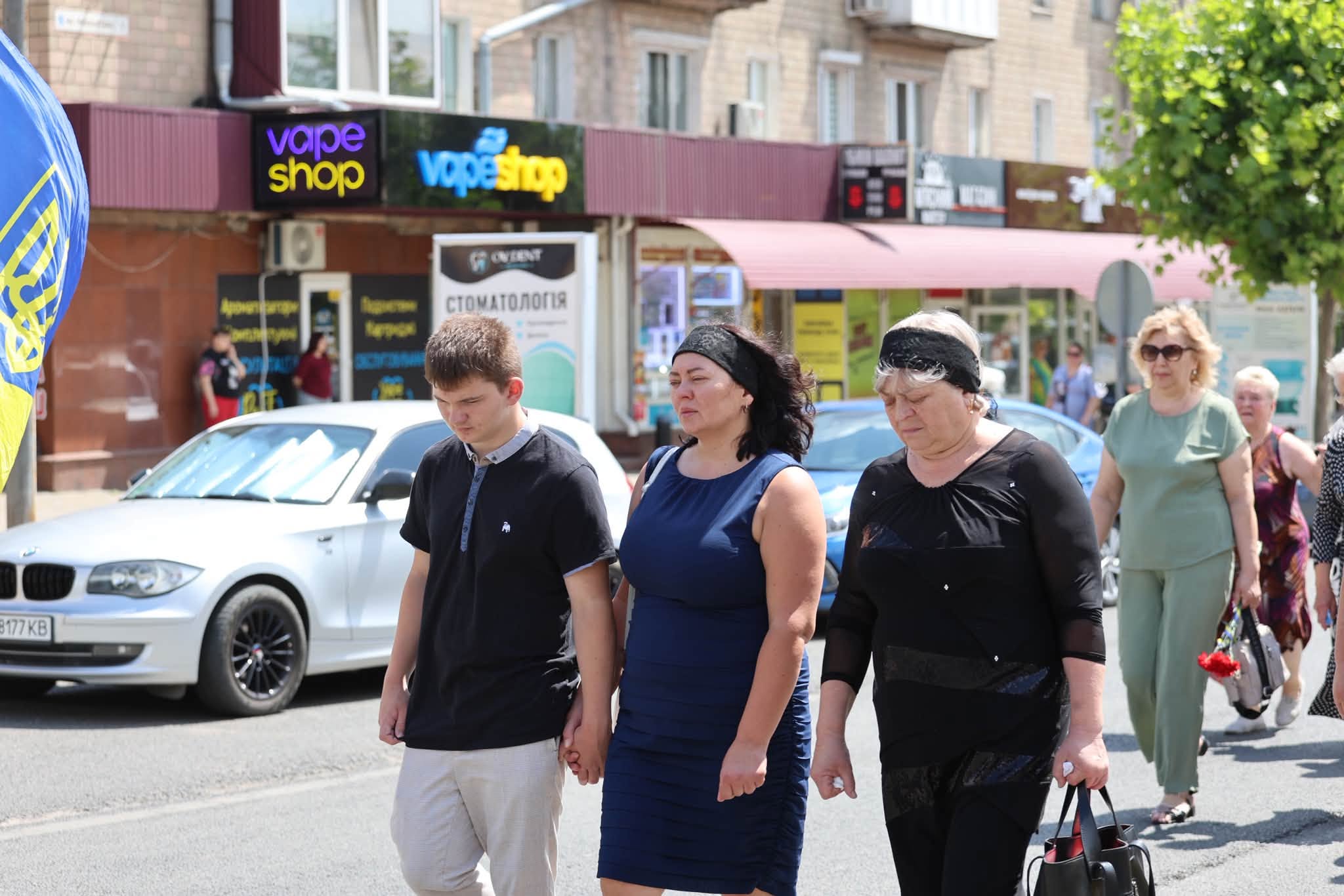 В Умані навколішки прощалися із молодшим лейтенантом Денисом Гучеком - фото 2