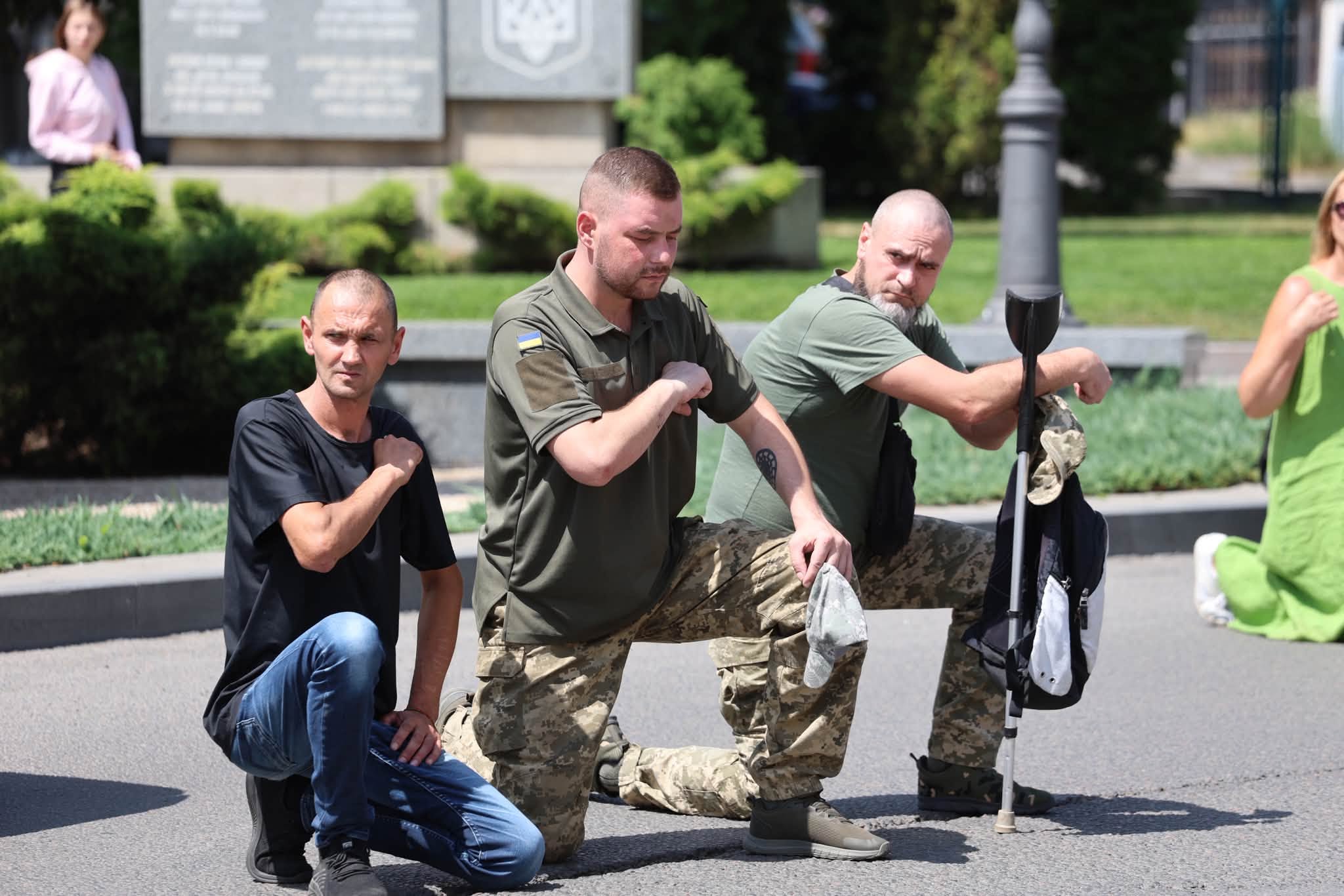 В Умані навколішки прощалися із молодшим лейтенантом Денисом Гучеком - фото 5