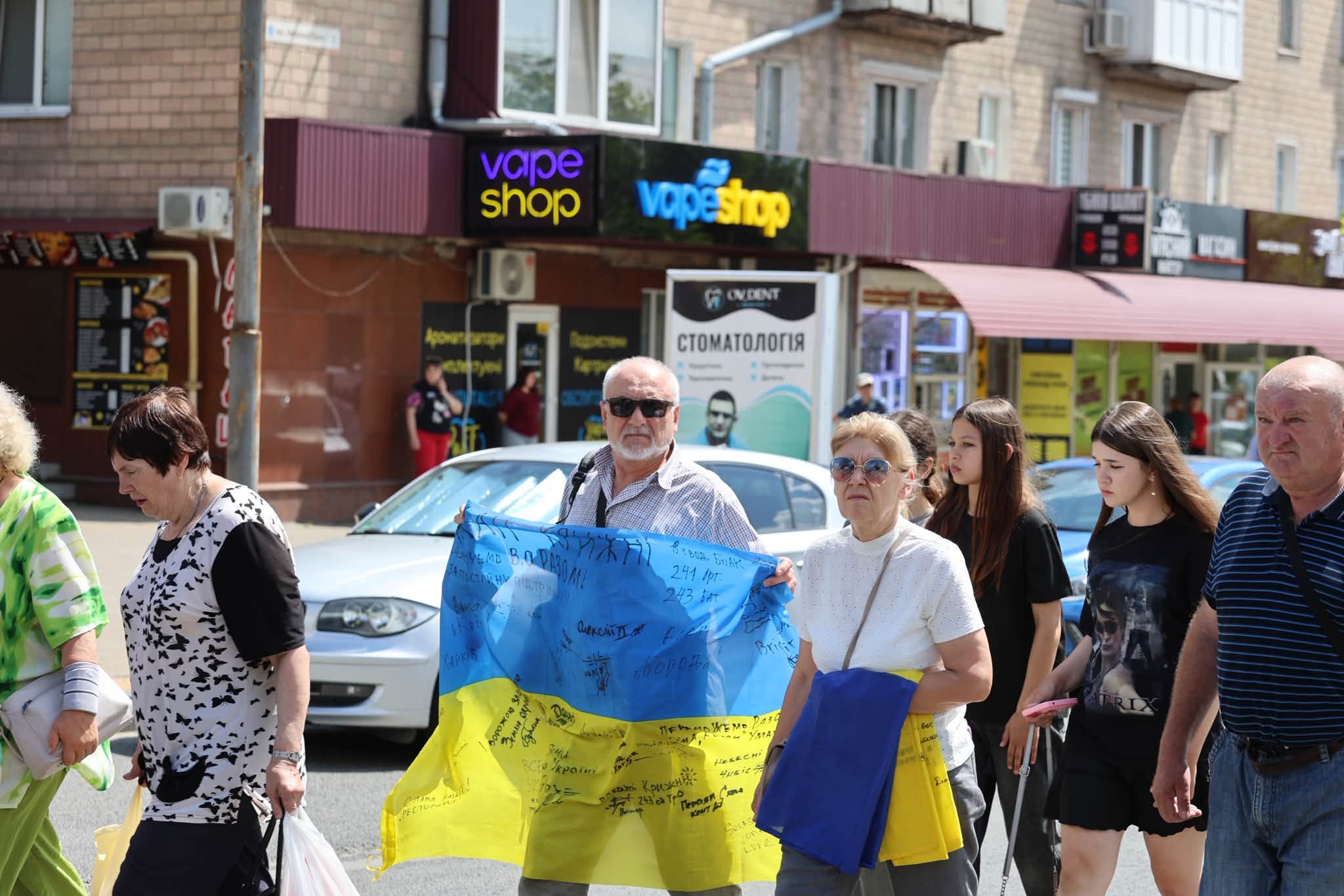 В Умані навколішки прощалися із молодшим лейтенантом Денисом Гучеком