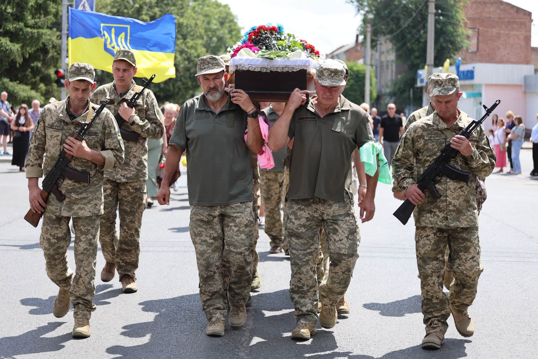 В Умані навколішки прощалися із молодшим лейтенантом Денисом Гучеком - фото 6