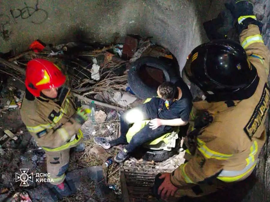 В Оболонському районі Києва рятувальники дістали чоловіка з триметрової ями
