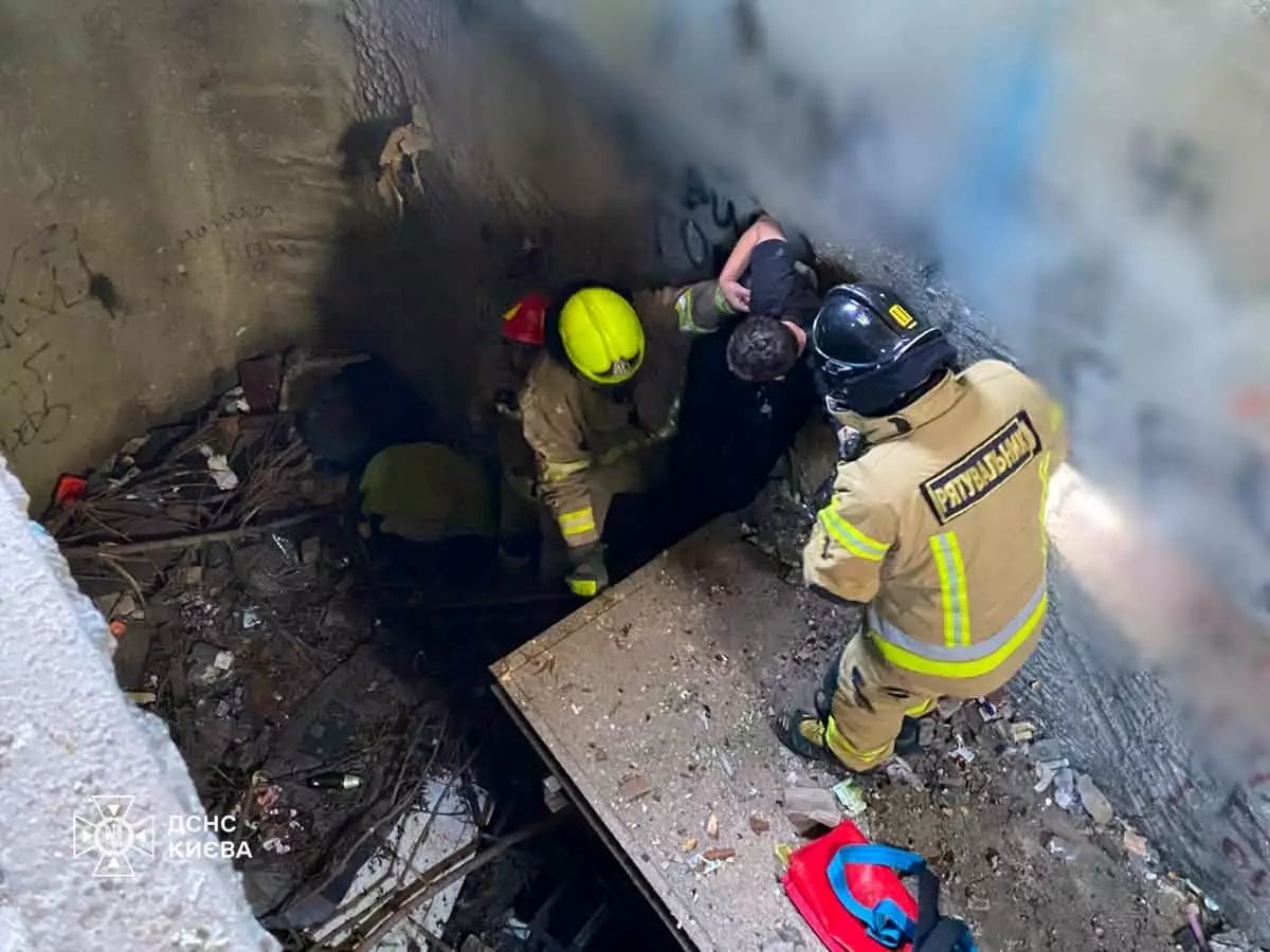 В Оболонському районі Києва рятувальники дістали чоловіка з триметрової ями - фото 2