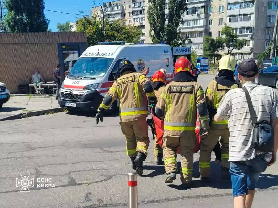 В Оболонському районі Києва рятувальники дістали чоловіка з триметрової ями - фото 3