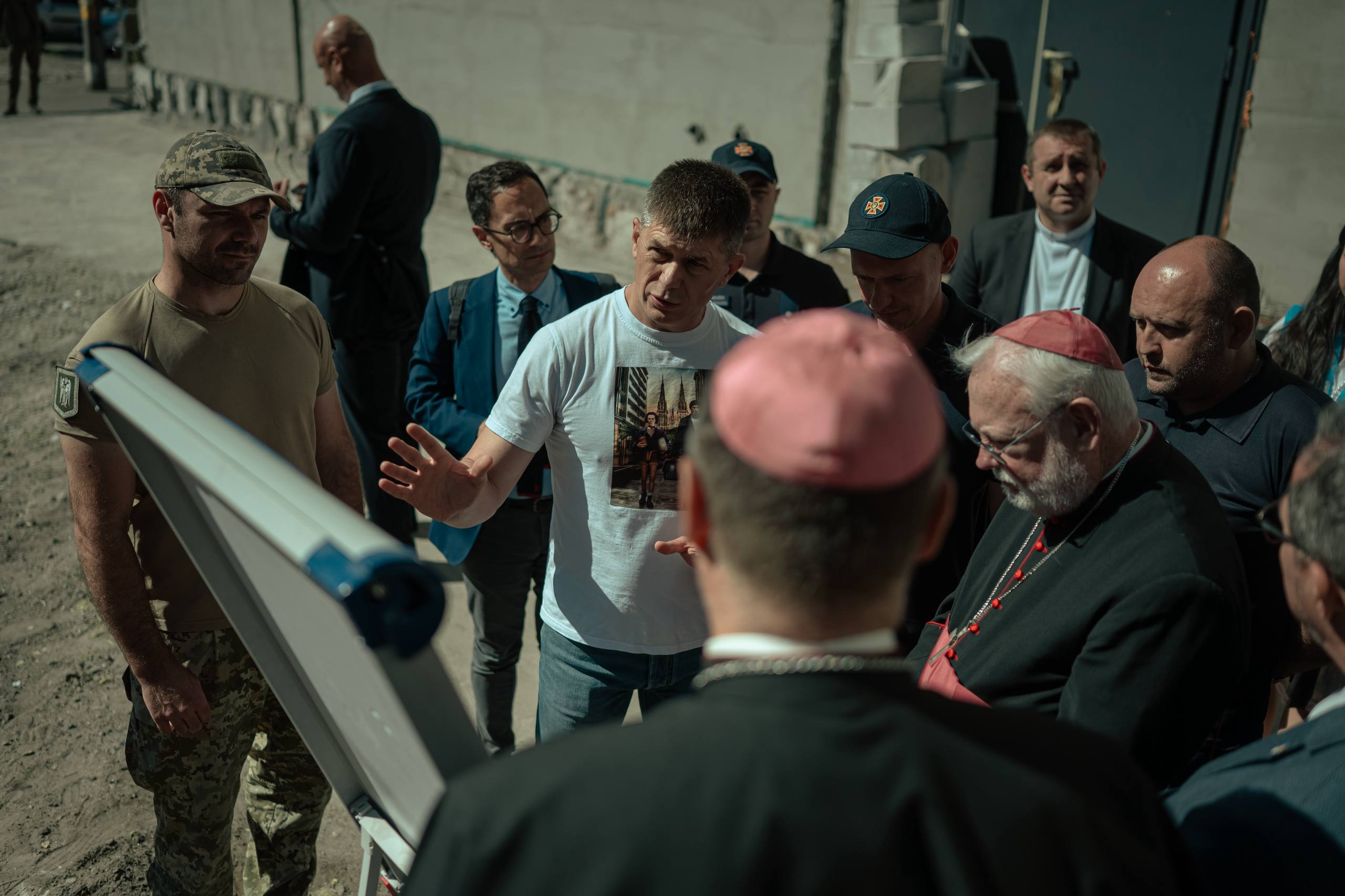 Представники Святого Престолу та ООН відвідали зруйнований російською атакою будинок у Києві