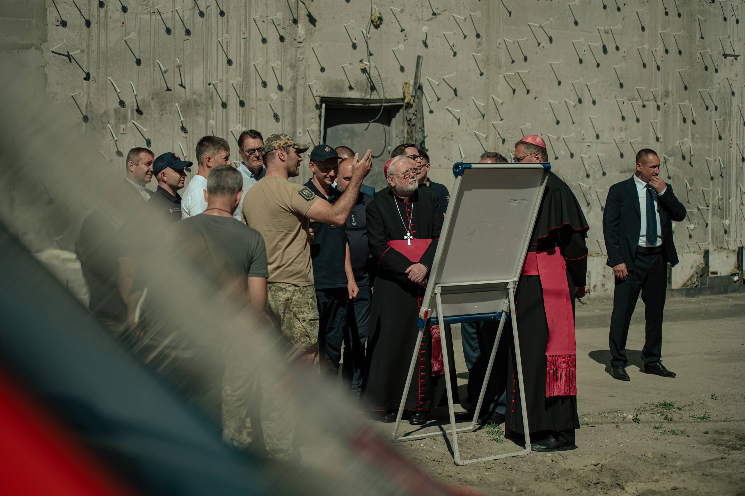 Представники Святого Престолу та ООН відвідали зруйнований російською атакою будинок у Києві - фото 3