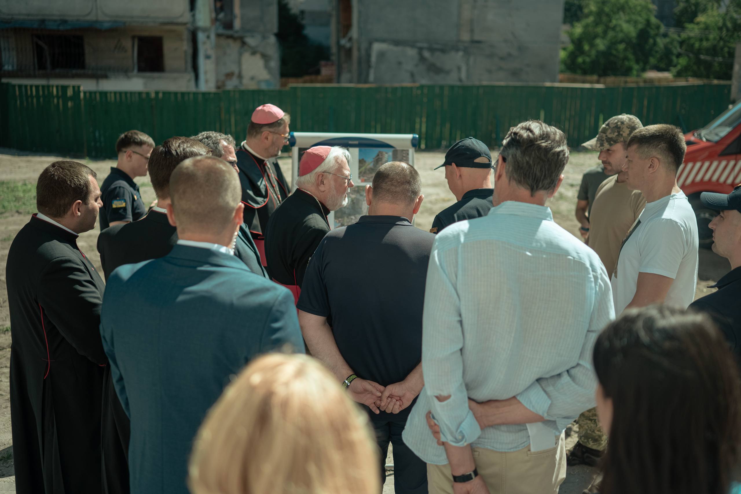 Представники Святого Престолу та ООН відвідали зруйнований російською атакою будинок у Києві - фото 5