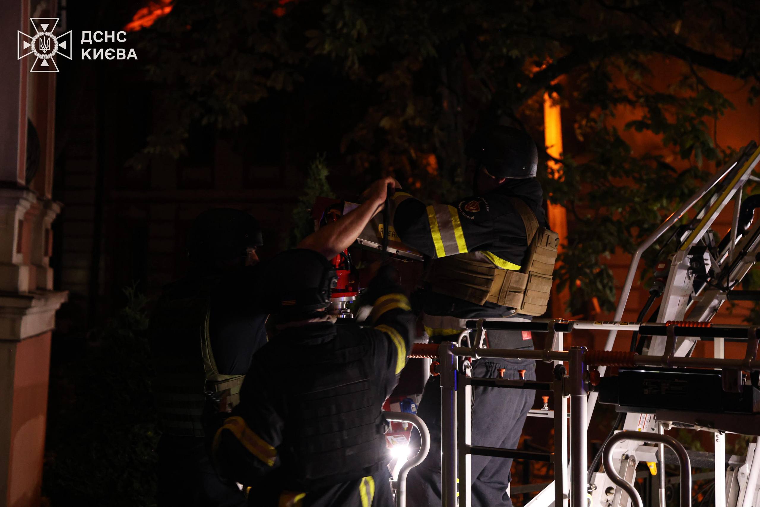 У Києві одна людина загинула, ще 15 отримали поранення - фото 17