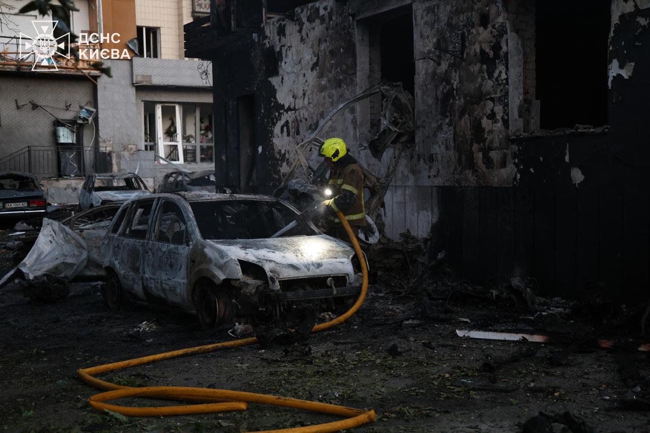 У Києві одна людина загинула, ще 15 отримали поранення - фото 9